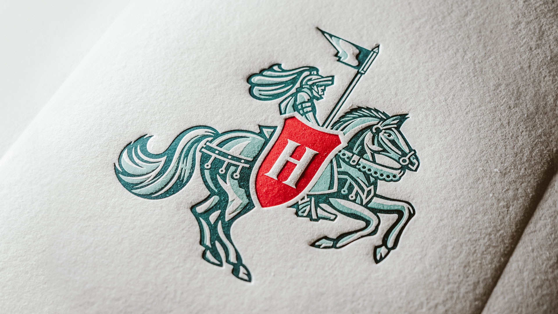 Das neue Holsten Logo mit Ritter als Design auf Papier