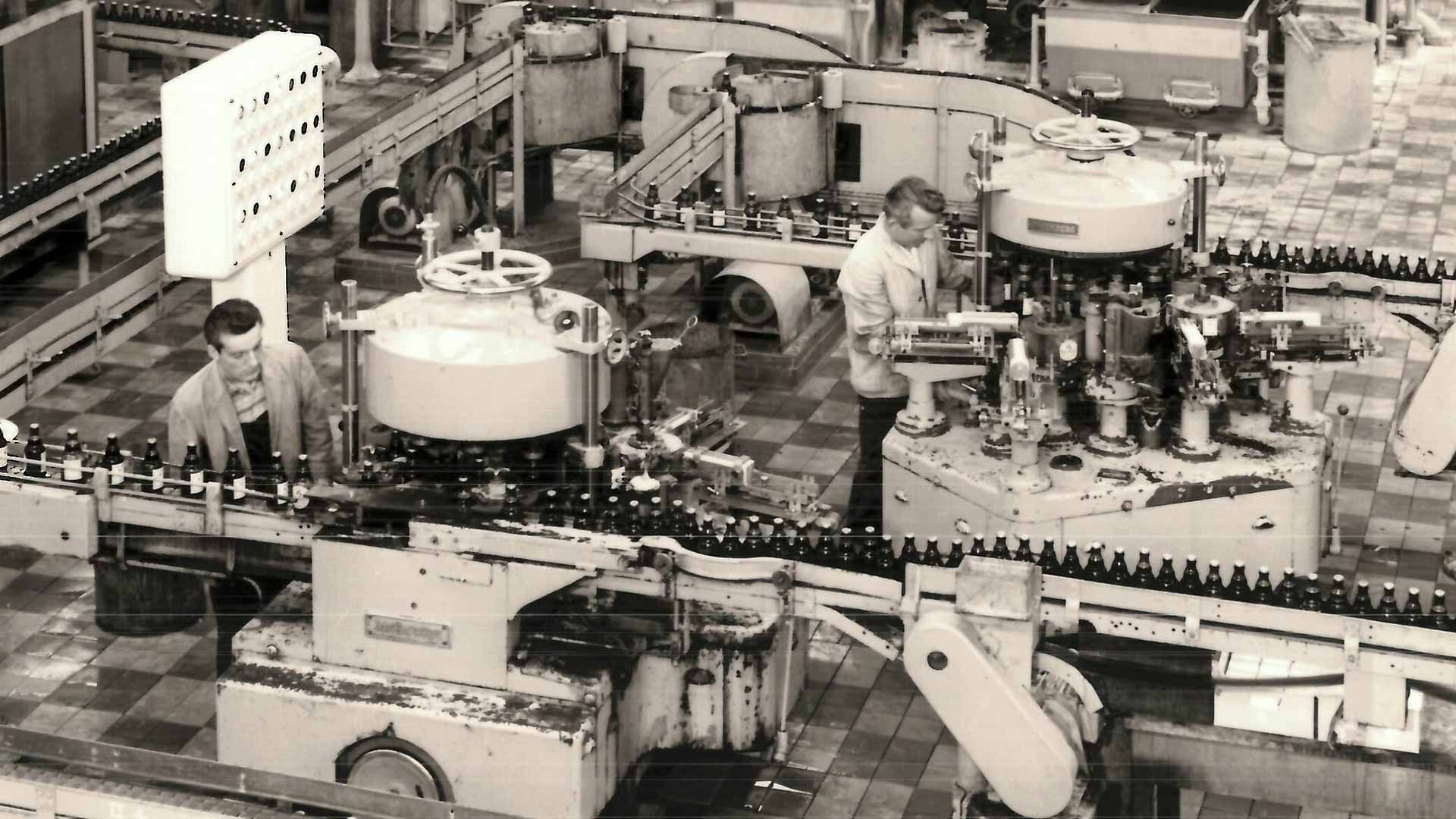 Historische Fotografie von Flaschenetikettierung in Holsten Brauerei